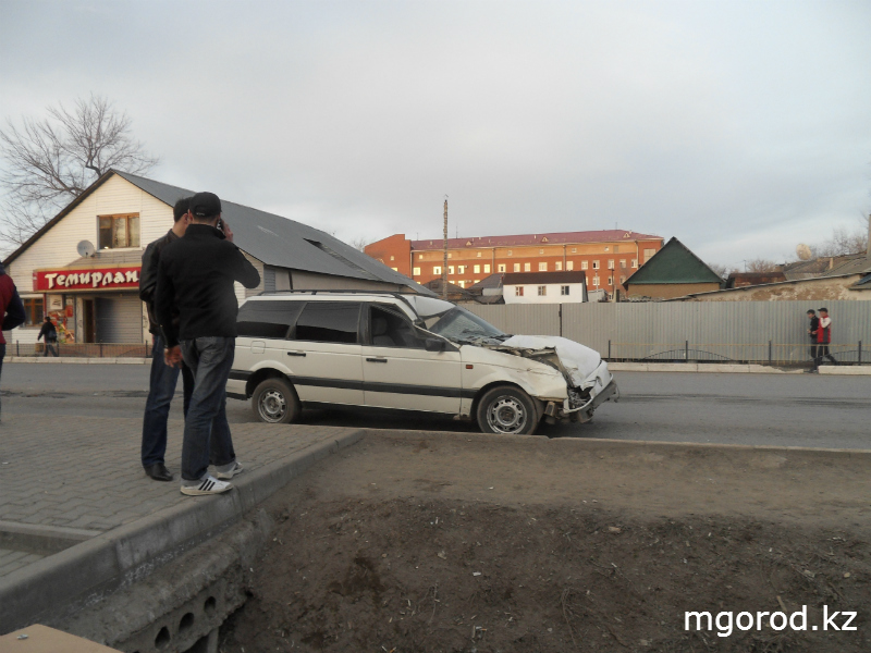 Уральск. Volkswagen столкнулся с пассажирским ПАЗиком