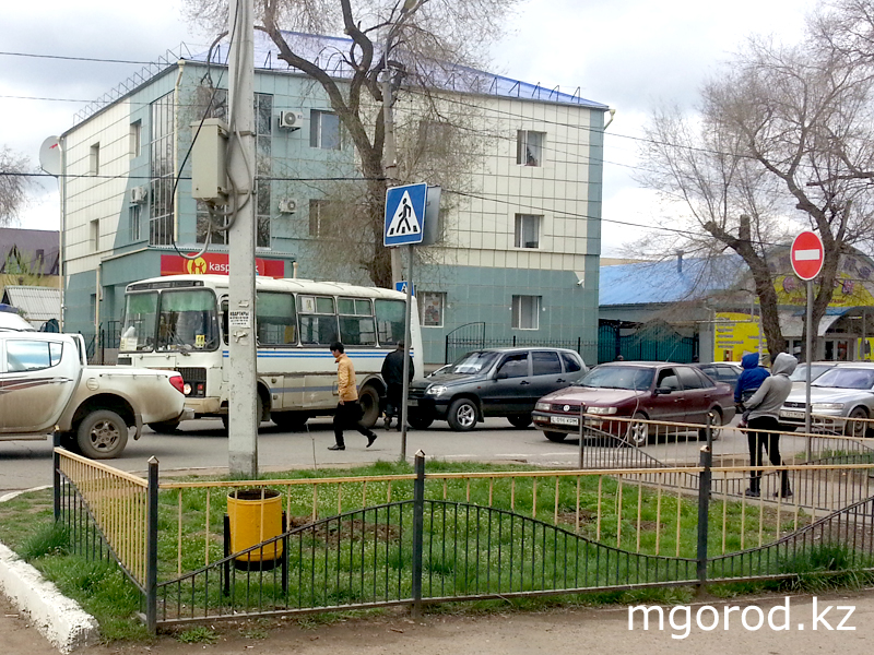 В Уральске маршрутный автобус сбил женщину на пешеходке