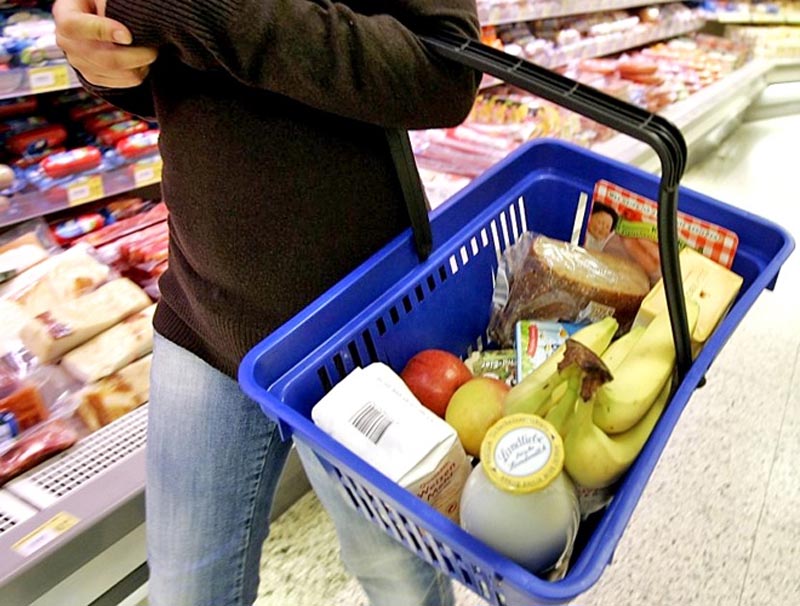 В Атырау одиноким пенсионерам собирают продукты