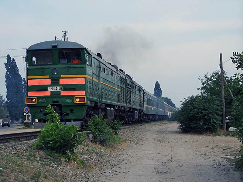 В Атырауской области под поезд попал машинист