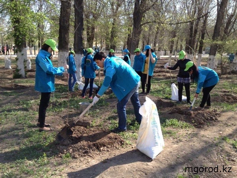 В Атырау посадили именные деревья