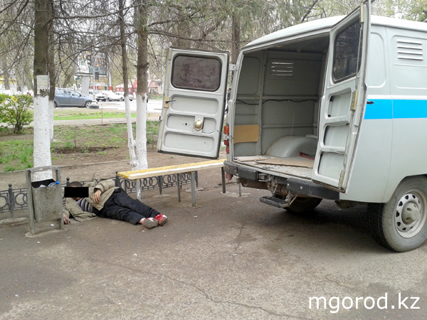 Уральск. На проспекте Достык умер бомж