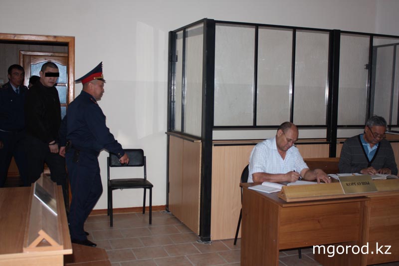 В Актобе судят наркоманов, «катавших» полицейского на капоте