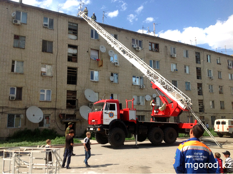 В Атырау загорелась крыша  бесхозного общежития