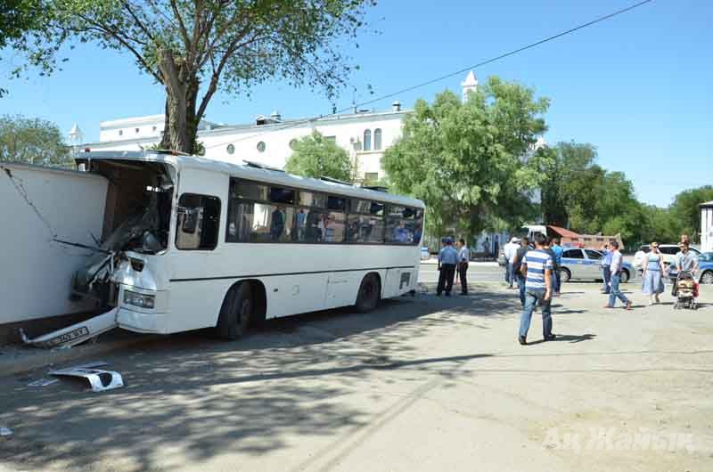 Атырау. Пассажирский автобус едва не сбил школьника насмерть