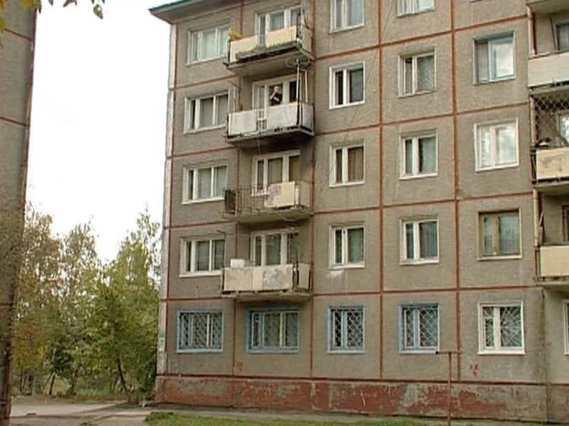 В Атырау ребёнок упал с 5 этажа