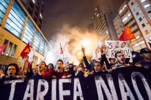 Более 220 тысяч бразильцев собрались на акции протеста против повышения цен на проезд