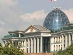В новом здании грузинского парламента обвалилась часть крыши