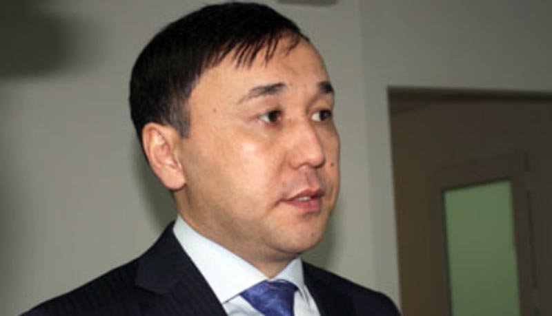 Аким Актюбинской области попросил футболистов «не тратить деньги направо и налево»