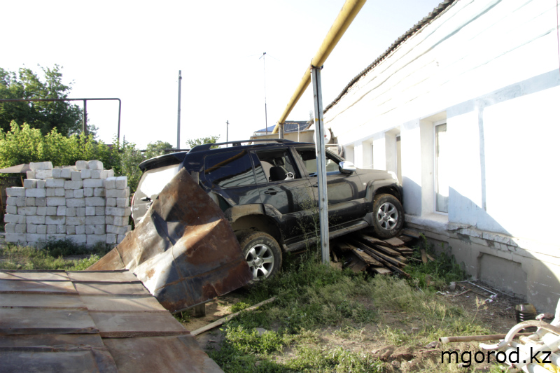 Водитель автомобиля, врезавшегося в стену дома, был пьян