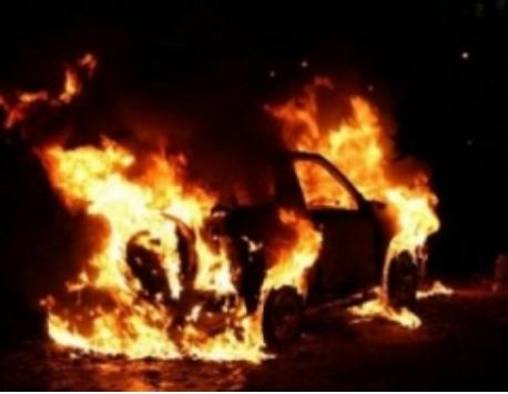 Житель Риддера поджог автомобиль на глазах у полицейских