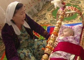 Врачи-педиатры не рекомендуют использовать бесик для выхаживания младенца