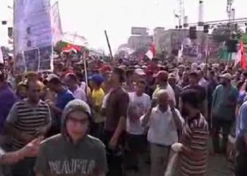 В центре Каира тысячи египтян требуют отставки президента