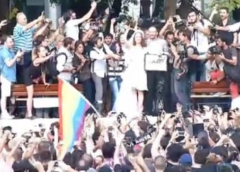 Турецкая полиция разогнала водометами свадьбу в парке Гези
