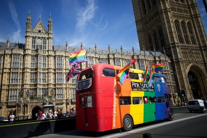 Парламент Великобритании разрешил однополые браки