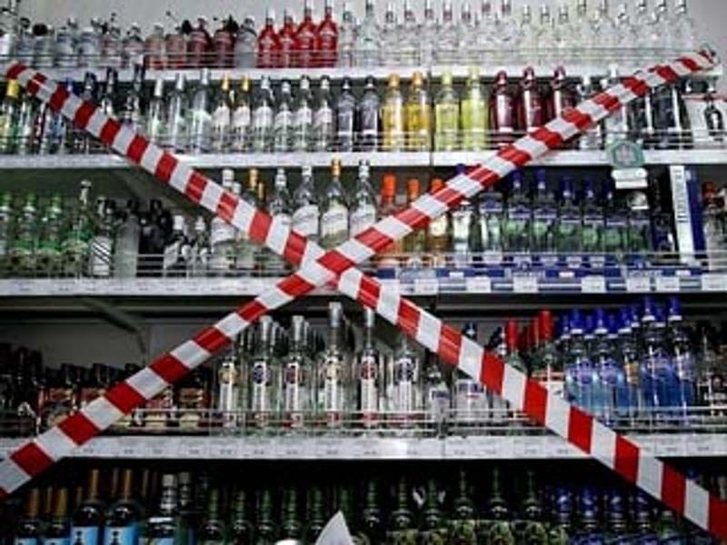 Полицейские Актобе борются с продажей алкоголя по ночам