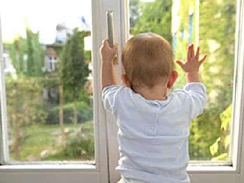 4-летний ребенок выпал из окна многоэтажки в Уральске