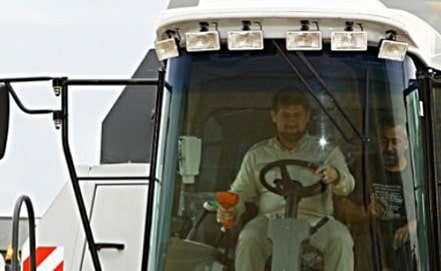 ГИБДД разрешила Кадырову управлять комбайном