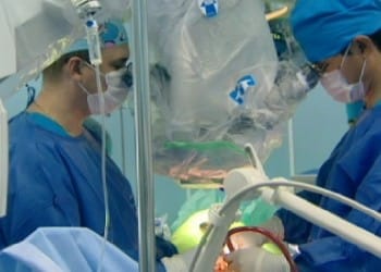 Алматинские хирурги осваивают новый метод операций на позвоночнике