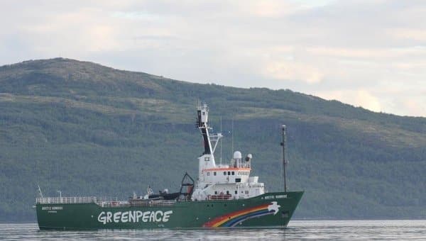 Российская береговая охрана остановила ледокол Greenpeace в Арктике