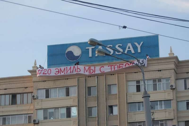 В Актобе повесили растяжку в поддержку избитого футболиста