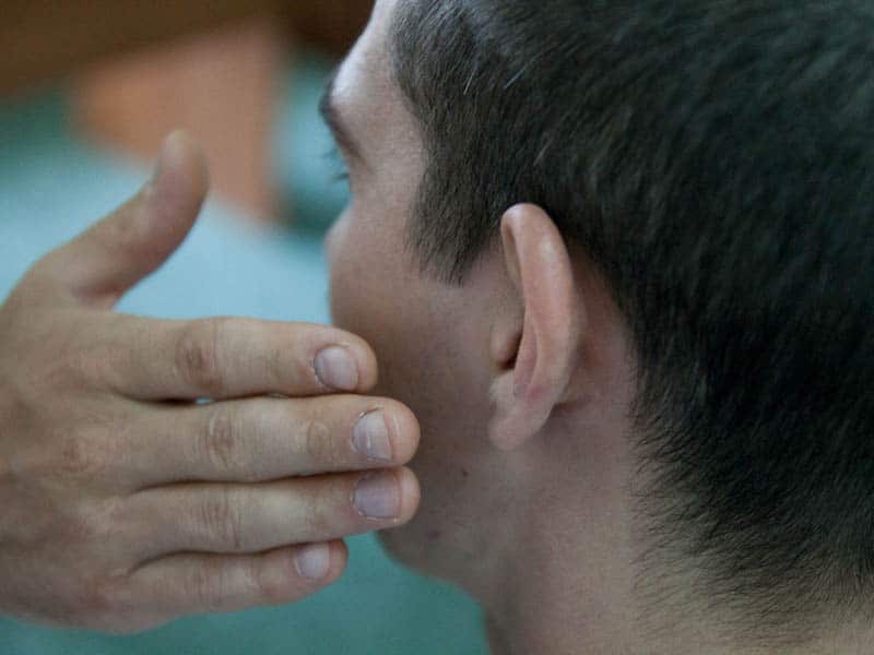 В Атырау полицейский получил пощечину от выпившего мужчины