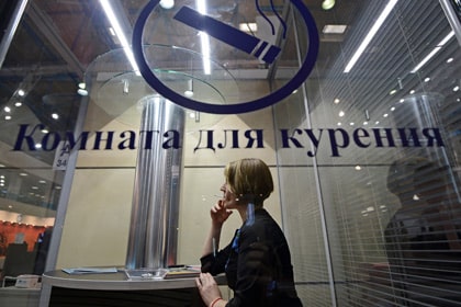 Депутаты предложили вернуть «курилки» в аэропорты и на вокзалы