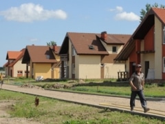 В городах районного значения, поселках и селах не будут повышать налог на имущество