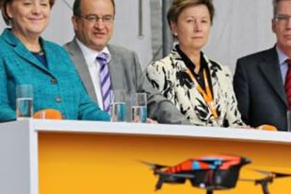 Выступлению Меркель в Дрездене помешал радиоуправляемый вертолет
