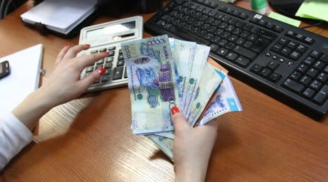 Несоответствием повышения налогов с уровнем зарплат возмущены казахстанские депутаты