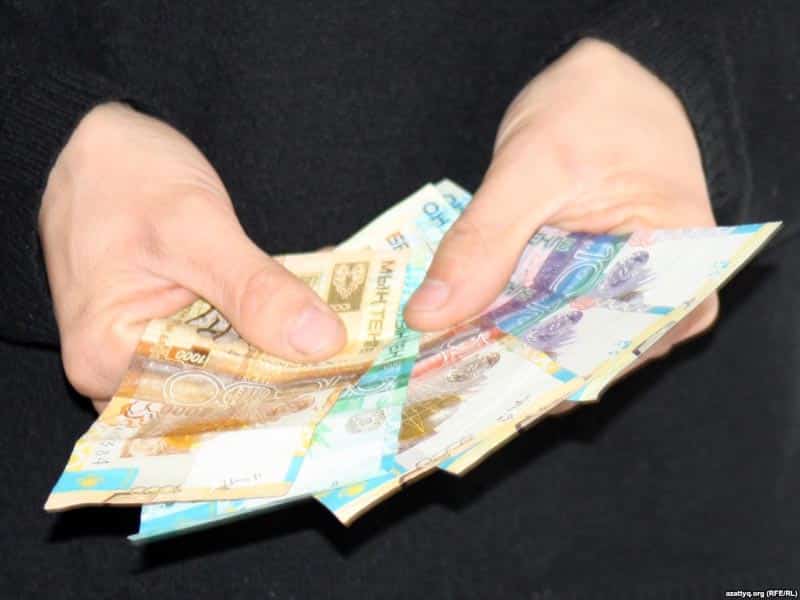 Жители ЗКО признались, что их зарплаты ни на что не хватает