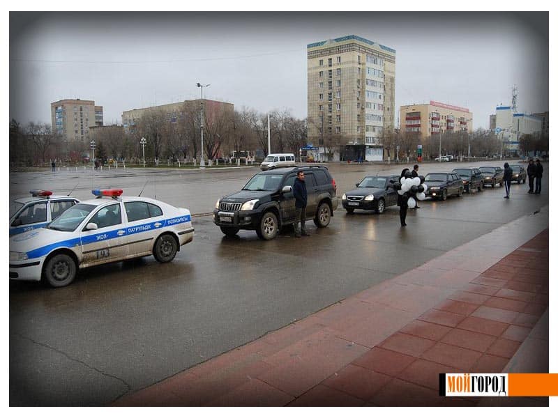 В Актобе полицейские сдали 10 литров крови для жертв аварий
