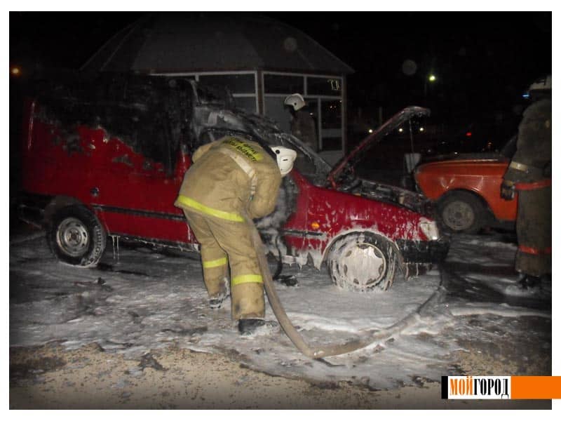 Уральск. Возле жилого дома загорелась машина
