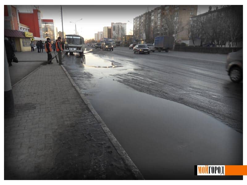 В Уральске в центре города прорвало трубу