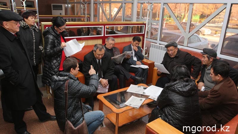 В Актобе бывшие водители «Автопарка» 4 года не могут получить зарплату