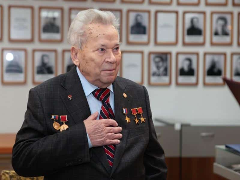 Легендарный конструктор Калашников скончался на 95-м году жизни