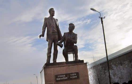 Памятник Тахауи Ахтанову и Куандыку Шангитбаеву открыли в Актобе