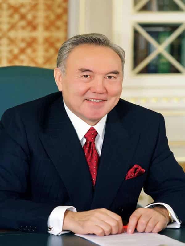 Назарбаев наградил актера, сыгравшего его в кино