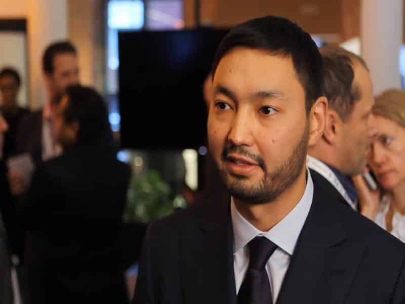 Кенес Ракишев вручил 50 тысяч долларов молодому предпринимателю (ВИДЕО)