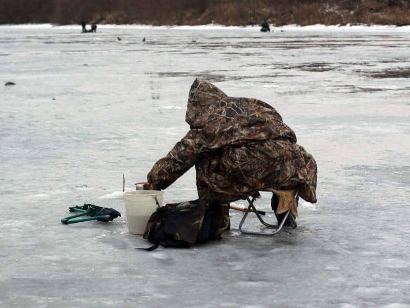 Актобе. Двое рыбаков провалились под лед на реке