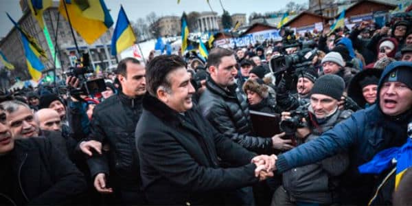 Саакашвили прогулялся среди митингующих на Майдане Незалежности
