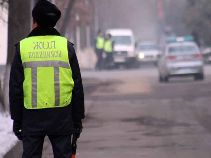 Полицейские ЗКО выявили нарушителей среди водителей автобусов и пешеходов