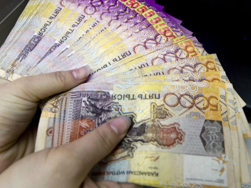 В Атырау 16 человек заработали на сообщениях в финполицию