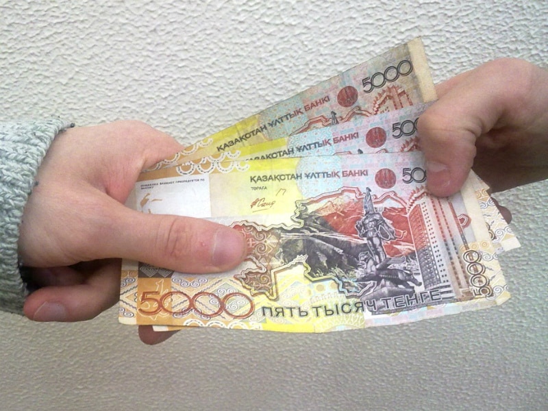 Актобе. Судоисполнитель получил взятку за уменьшение алиментов