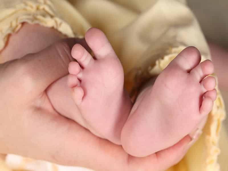 В ЗКО новорожденная девочка умерла в машине по дороге домой