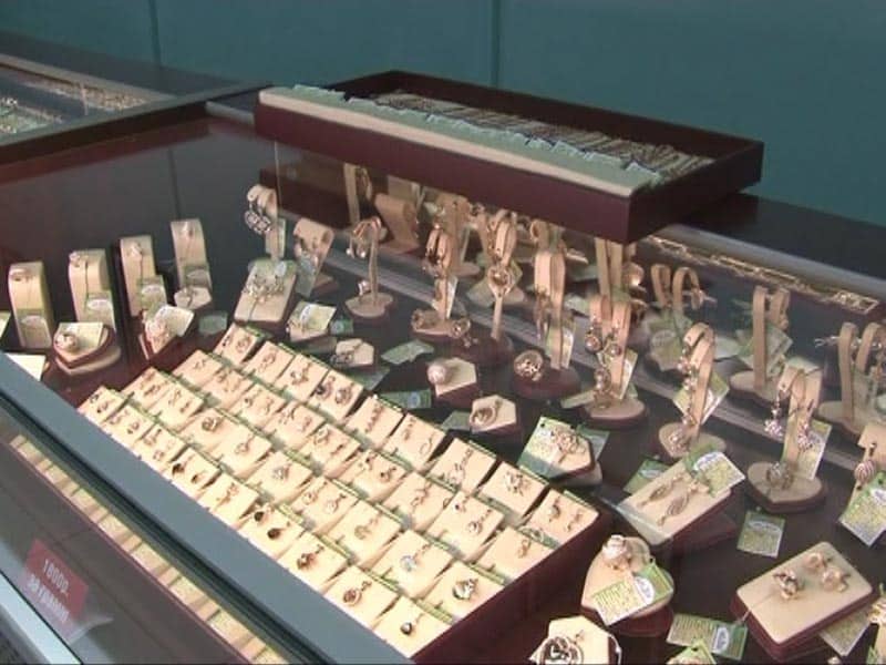 В Атырау подростки ограбили сельский торговый центр