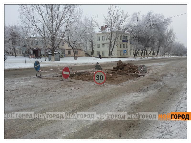 В Уральске меняют канализационные колодцы