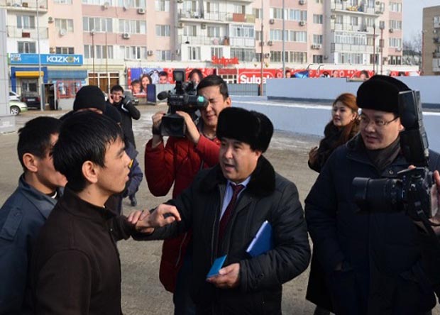 В Атырау работник АЗС «наехал» на акима города