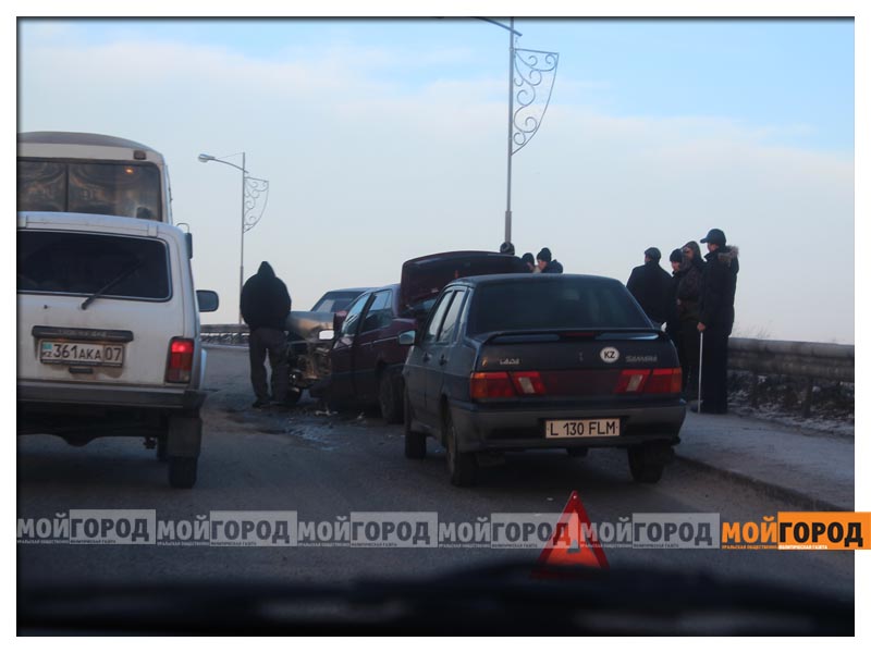 Уральск. Из-за аварии на мосту образовалась огромная пробка