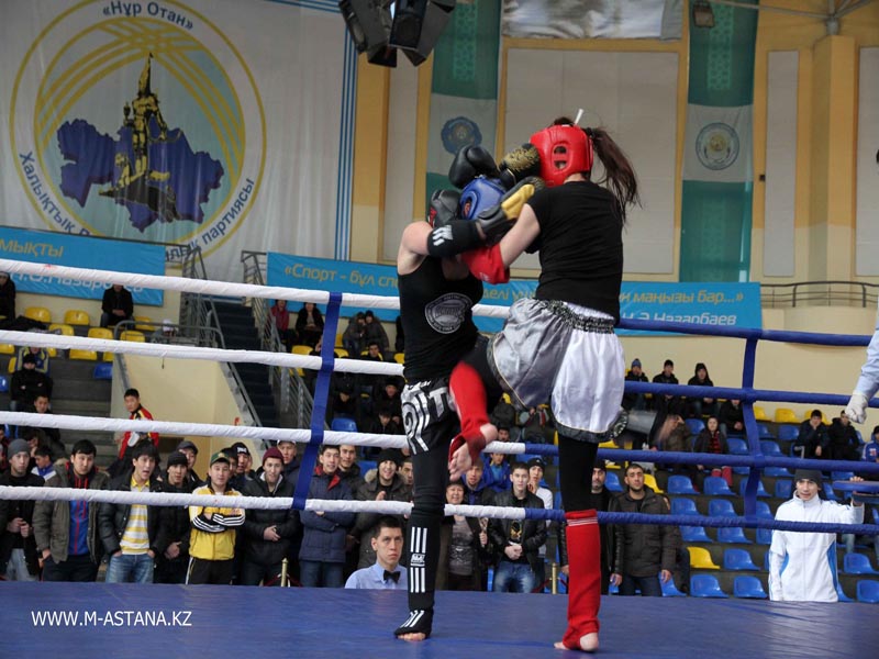 В Атырау на чемпионате по муайтай на ринге бились девушки